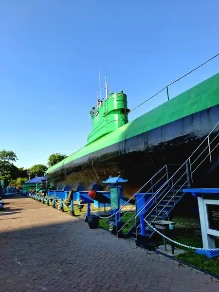Surabaya - Endonezya, 27 Ekim 2024 Surabaya Denizaltı Denizaltı Anıtı Müzesi 'nin Conning Tower of the Submarine Pasopati yan görüntüsü. Düşük görüş seviyesi, öğleden sonra..