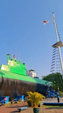 Surabaya, Endonezya, 27 Ekim 2024. Bayrak direği, bir gemi gibi, Surabaya Denizaltı Anıtı 'nın yanında duruyor..