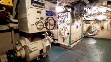 Surabaya, Endonezya, 27 Ekim 2024, Surabaya Denizaltı Anıtı 'ndaki denizaltının elektrikli itiş motorunun motor odası..