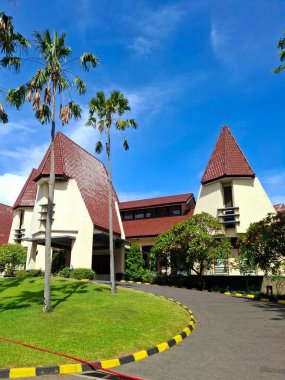 Surabaya, Endonezya, 31 Ekim 2024. Otel Lobi Binası manzaralı, tropikal mimari ve dik çatılı güzel mimari oyun detayları..