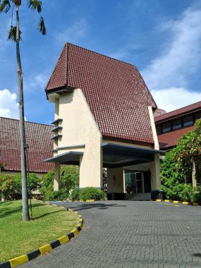 Surabaya, Endonezya, 31 Ekim 2024. Otel Lobi Binası manzaralı, tropikal mimari ve dik çatılı güzel mimari oyun detayları..