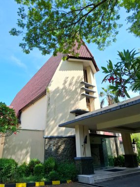 Surabaya, Endonezya, 31 Ekim 2024. Otelin kiralık binasının manzarası, tropikal mimarisi ve güzel mimari oyun detaylarıyla sarp çatısı..