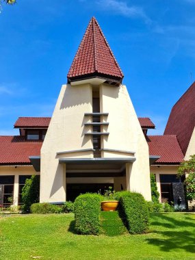 Surabaya, Endonezya, 31 Ekim 2024. Otel Lobi Binası manzaralı, tropikal mimari ve dik çatılı güzel mimari oyun detayları..