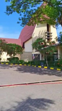 Surabaya, Endonezya, 31 Ekim 2024 Otel Lobi Binası 'nın ön perspektifi, tropikal mimari ve dik çatı, güzel mimari oyun detayları ve çekici tropikal bitkiler..