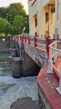 Surabaya 'nın Jagir kapısındaki hızlı akan su, ilginç bir öğleden sonra ışığı sahnesi..