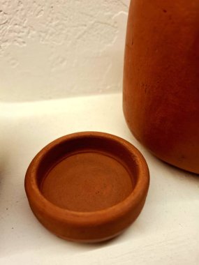 İç destek elementi olarak eşsiz ve ilginç şekilli Clay vazosu.