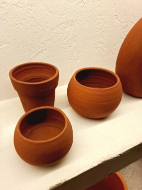 İç destek elementi olarak eşsiz ve ilginç şekilli Clay vazosu.