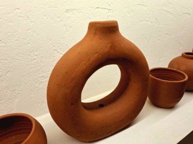 İç destek elementi olarak eşsiz ve ilginç şekilli Clay vazosu.