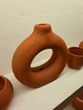 İç destek elementi olarak eşsiz ve ilginç şekilli Clay vazosu.