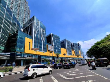 Surabaya, Endonezya - 9 Kasım 2024 Surabaya 'da Yarının Şehri' nin ön manzarası, öğlen, mavi bulutlu gökyüzü.