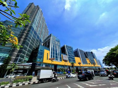 Surabaya, Endonezya - 9 Kasım 2024 Surabaya 'da Yarının Şehri' nin ön manzarası, öğlen, mavi bulutlu gökyüzü.