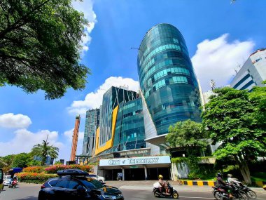 Surabaya, Endonezya - 9 Kasım 2024 Surabaya 'da Yarının Şehri' nin ön manzarası, öğlen, mavi bulutlu gökyüzü.