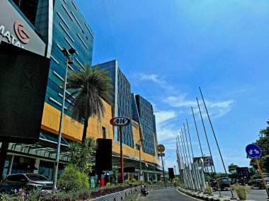 Surabaya, Endonezya - 9 Kasım 2024 Surabaya 'da Yarının Şehri' nin ön manzarası, öğlen, mavi bulutlu gökyüzü.