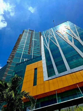 Surabaya, Endonezya - 9 Kasım 2024 Surabaya 'da Yarının Şehri' nin ön manzarası, öğlen, mavi bulutlu gökyüzü.