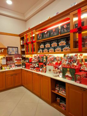 Surabaya, Endonezya - 11 Aralık 2024 Şov Dapur Coklat veya çikolata mutfağında mutfak masası şeklinde. Çeşitli çikolatalı pasta ürünleriyle, Noel atmosferiyle.