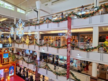 Surabaya, Endonezya - 15 Aralık 2024 Noel atmosferi Surabaya 'daki bir alışveriş merkezinde Noel süslemeleri ile Noel atmosferi. 