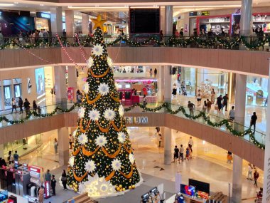 Surabaya, Endonezya - 15 Aralık 2024A Noel atmosferi boyunca Surabaya 'daki alışveriş merkezlerinden birinde Noel ağacı süsledi. Yüksek açı düzeyi görünümü.