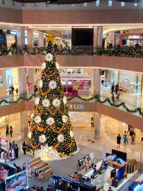 Surabaya, Endonezya - 15 Aralık 2024A Noel atmosferi boyunca Surabaya 'daki alışveriş merkezlerinden birinde Noel ağacı süsledi. Yüksek açı düzeyi görünümü.