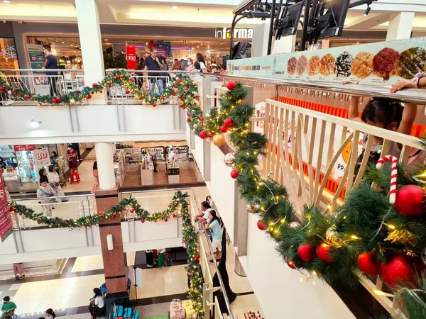 Surabaya, Endonezya - 15 Aralık 2024 Noel atmosferi Surabaya 'daki bir alışveriş merkezinde Noel süslemeleri ile Noel atmosferi. 