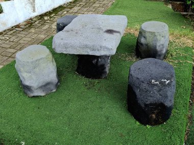 Kapı dışındaki taş, sanatsal ve çekici görünüyor. Gün boyunca bir dağ bahçesinde..