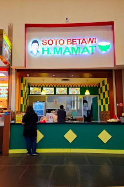 Jakarta - Endonezya, 4 Şubat 2025. Yemek mağazası Soto Betawi, yemek katında bir Jakarta spesiyali çorba tabağı. Geleneksel Betawi Jakarta özelliklerine sahip basit tasarım.