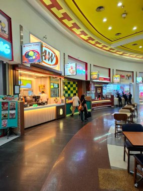 Jakarta - Endonezya, 4 Şubat 2025. Yemek katında bir sıra yemek standı. Davetkar, dairesel tasarım ziyaretçilerin seçmesini kolaylaştırıyor..