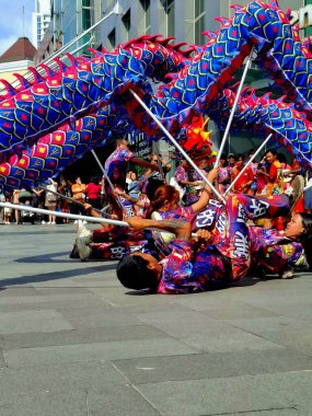 Jakarta - Endonezya, 9 Şubat 2025. Liong Dragon, Çin Yeni Yıl Serisi 'nde Cakarta' daki bir alışveriş merkezinin kapısında dans ediyor. Gündüz, düşük açı görünümü.