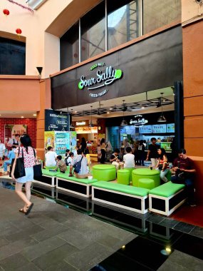 Jakarta - Endonezya, 9 Şubat 2025 Sally soğuk yoğurt standı. Puri Indah AVM ziyaretçilerinin tam ortasında. Çağdaş, basit ve çekici bir tasarımla..