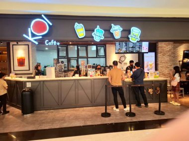 Jakarta - Endonezya, 9 Şubat 2025. KOI Puri Indah Alışveriş Merkezi ziyaretçilerinin ortasında içecek standı. Çağdaş, basit ve çekici bir tasarımla..