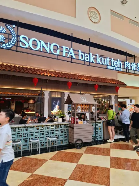 Jakarta - Endonezya, 9 Şubat 2025 Çin yemek restoranı Song Fa Bak Kut Teh Puri Indah Alışveriş Merkezi 'nde. Çin yapımı, zarif ve çekici bir tasarım..