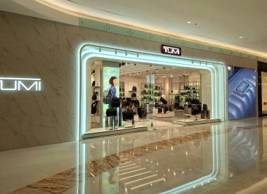 Surabaya - Endonezya, 26 Şubat 2025. Tumi Bag ve Bavul Mağazası 'nın önü. Lüks, zarif, modern ve davetkar bir tasarımla..