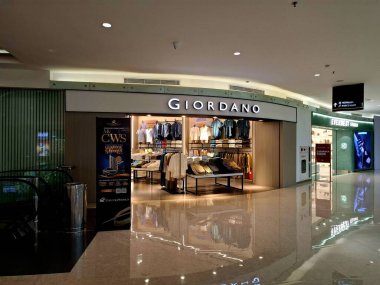 Surabaya - Endonezya, 26 Şubat 2025. Giordano Moda Mağazası 'nın önü. Modern, zarif ve çekici bir tasarım..
