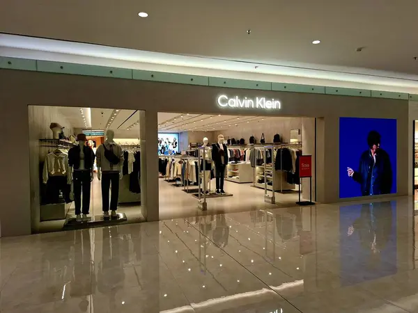 Surabaya - Endonezya, 26 Şubat 2025. Calvin Klein adında lüks bir moda mağazasının önü. Lüks, modern, zarif ve çekici bir tasarımla..