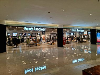 Surabaya - Endonezya, 26 Şubat 2025. Bir alışveriş merkezinde Foot Locker Shoe mağazasının önü. Açık tasarım, şeffaflık, modern, zarif ve çekici..