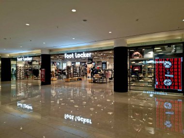 Surabaya - Endonezya, 26 Şubat 2025. Bir alışveriş merkezinde Foot Locker Shoe mağazasının önü. Açık tasarım, şeffaflık, modern, zarif ve çekici..