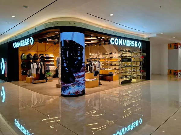 Surabaya - Endonezya, 26 Şubat 2025. Lüks ayakkabı ve moda mağazası Converse 'in bir alışveriş merkezinde ön görüntüsü. Lüks, modern, zarif ve çekici bir tasarımla..