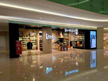 Surabaya - Endonezya, 26 Şubat 2025. Bir alışveriş merkezindeki New Era spor ayakkabı mağazasının önü. Açık, modern, zarif, çekici ve davetkar bir tasarımla..
