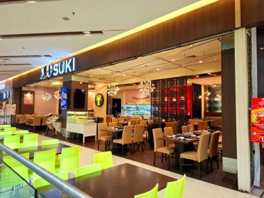 Surabaya - Endonezya, 26 Şubat 2025. Bir alışveriş merkezinde Japon mutfağı XO Suki 'nin ön manzarası. Açık tasarım, modern, zarif, lüks ve davetkar..