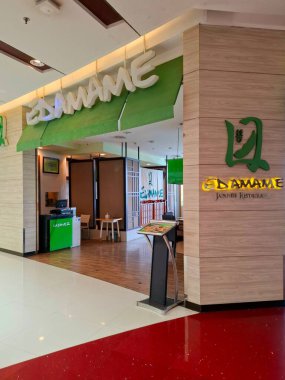 Surabaya - Endonezya, 25 Şubat 2025. Japon restoranı Edamame 'ın ön manzarası. Ahşap dizayn ve Japon atmosferiyle.