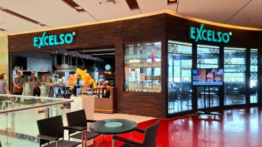 Surabaya - Endonezya, 25 Şubat 2025. Bir alışveriş merkezindeki Cafe Excelso 'nun ön manzarası. Açık bir cam tasarımı ile modern ve davetkar..