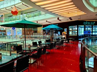 Surabaya - Endonezya, 25 Şubat 2025. Cafe Excelso 'nun bir alışveriş merkezinin ön koltuğu. Açık, modern ve davetkar bir tasarımla. Açık hava ortamının atmosferini benimsemek.