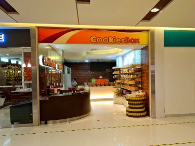 Surabaya - Endonezya, 25 Şubat 2025. Kurabiye Lokantası 'nın önü. Konukların ilgisini çeken kurabiyeler..