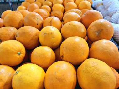 Bir süpermarkette Ramazan ve İdul Fitri için hazırlanan Sunkis portakallarının envanteri.. 