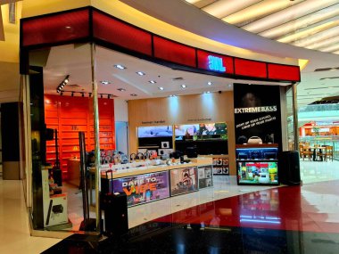 Surabaya - Endonezya, 4 Mart 2025. Alışveriş merkezinde ses ekipmanı sağlayan JBL mağazasının ön görüntüsü. Modern, zarif bir tasarım ve şeffaflıkla..