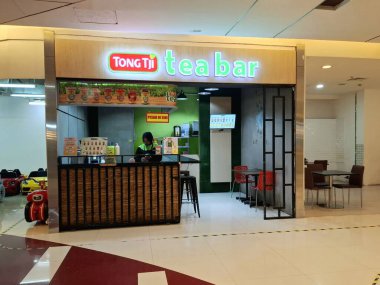 Surabaya - Endonezya, 4 Mart 2025. Alışveriş merkezindeki Tong Tji Çay Kafe 'nin önü. Açık, modern ve davetkar bir tasarımla. Göz düzeyi görünümü.