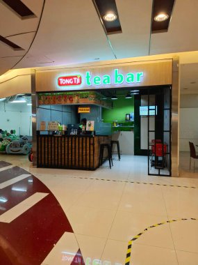 Surabaya - Endonezya, 4 Mart 2025. Alışveriş merkezindeki Tong Tji Çay Kafe 'nin önü. Açık, modern ve davetkar bir tasarımla. Göz düzeyi görünümü.