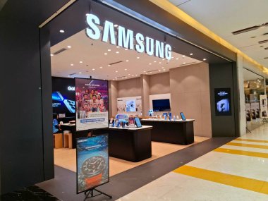 Surabaya - Endonezya, 4 Mart 2025. SAMSUNG cep telefonunun ve bir alışveriş merkezindeki alet edevat dükkanının ön görüntüsü. Açık, modern ve davetkar bir tasarımla. Göz düzeyi görünümü.