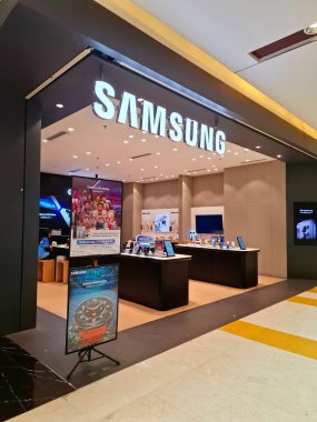 Surabaya - Endonezya, 4 Mart 2025. SAMSUNG cep telefonunun ve bir alışveriş merkezindeki alet edevat dükkanının ön görüntüsü. Açık, modern ve davetkar bir tasarımla. Göz düzeyi görünümü.