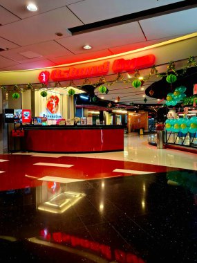 Surabaya - Endonezya, 4 Mart 2025. Alışveriş merkezindeki OSBOND GYM Spor Salonu 'nun önü. Açık, lüks, zarif, modern ve davetkar bir tasarıma sahip. Göz düzeyi görünümü.