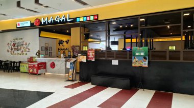 Surabaya - Endonezya, 4 Mart 2025. Bir alışveriş merkezinde Kore bbq restoranının ön görüntüsü. Davetkar bir Koreli gibi tasarlandı. Sıcak, modern, zarif. Göz düzeyi görünümü.